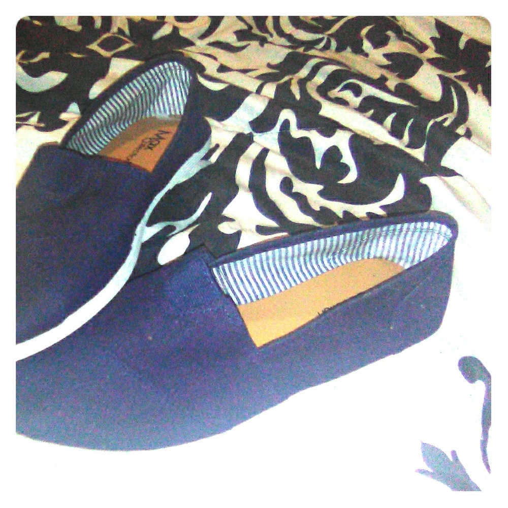 Dark blue jean shoes.